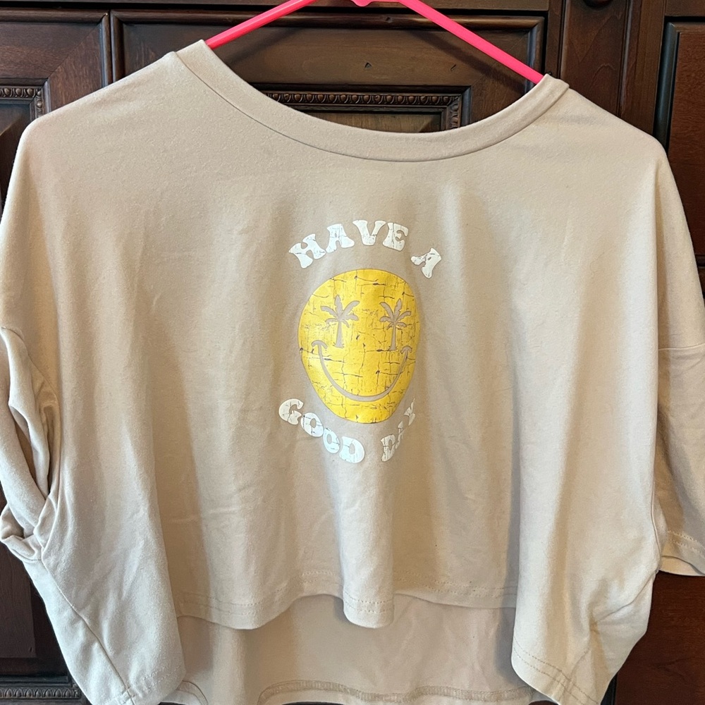 Cropped smiley tee!